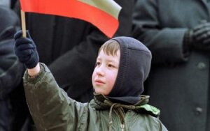 Vaikas su vėliava