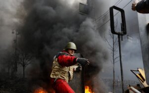 Paliaubos Kijeve baigėsi: aukų skaičius perkopė 30, evakuotas vyriausybės pastatas
