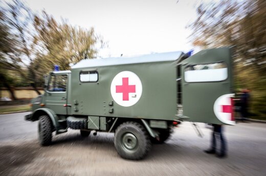 С дороги съехал автомобиль военной медицинской помощи
