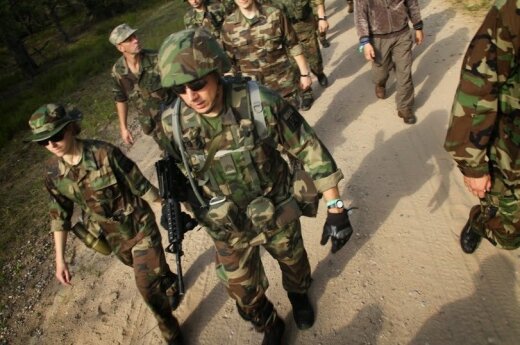 Lithuanian paramilitary volunteers may be allowed to keep weapons at home