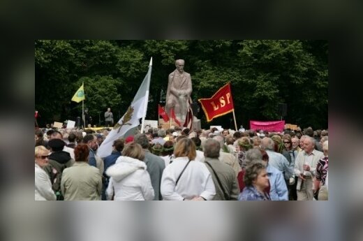 В Риге тысячи людей вышли на акцию протеста