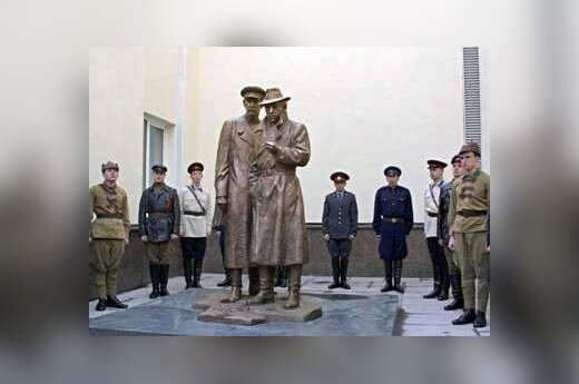 В Киеве открыли памятник Жеглову и Шарапову