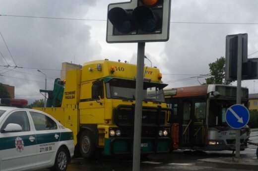 Šviesoforo reguliuojamoje sankryžoje - nesmagi autobuso avarija