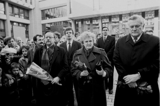 Prie LR Aukščiausiosios Tarybos rūmų LR Aukščiausiosios Tarybos-Atkuriamojo Seimo deputatai: LR Aukščiausiosios Tarybos-Atkuriamojo Seimo pirmininkas Vytautas Landsbergis, Kazimiera Danutė Prunskienė ir Algirdas Mykolas Brazauskas; už jų kairėje Kovo 11-o