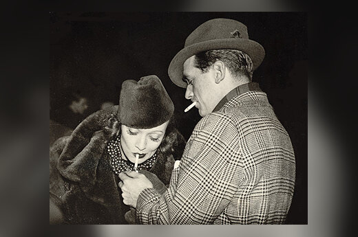 Douglas Fairbanksas pridega Marlene Dietrich cigaretę