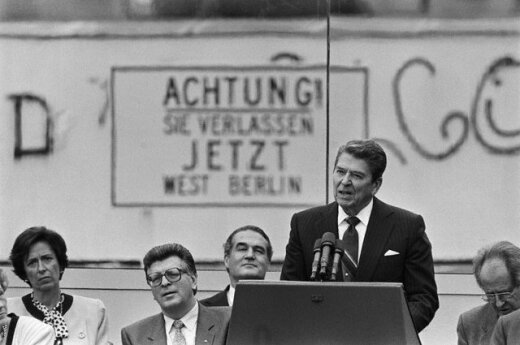 1987 m. JAV prezidentas R. Reaganas paragino Sovietų sąjungos vadovą M.Gorbačiovą nugriauti sieną