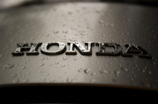 „Honda“ keičia aplinkos neteršiančių mašinų vystymo strategiją