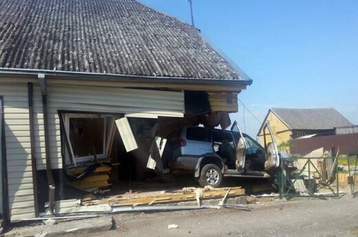В Каунасском районе внедорожник врезался в дом и застрял в нем