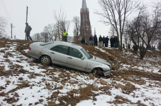 Пьяный водитель Mercedes не вписался в поворот