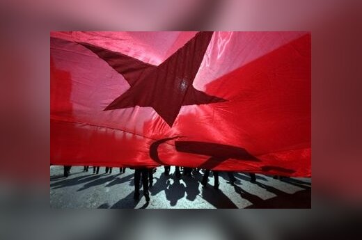 Komunistų rėmėjai, švęsdami vasario 23-iąją – tėvynės gynėjo dieną, Maskvoje mosuoja sovietine vėliava.