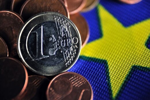 Евробарометр: 40% опрошенных в Литве - за евро, 49% - против