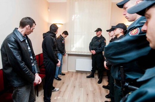 Суд не пощадил мужчин, надругавшихся над педофилом
