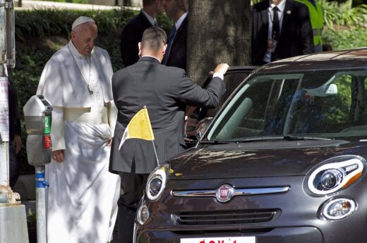 Aukcione už 82 tūkst. dolerių parduotas popiežiaus Pranciškaus naudotas „Fiat“