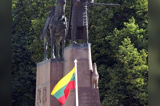Paminklas Gediminui Vilniaus Katedros aikštėje