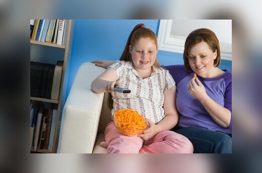 Просмотр телесериалов губителен для фигуры