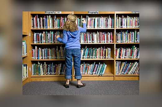 Mergaitė bibliotekoje