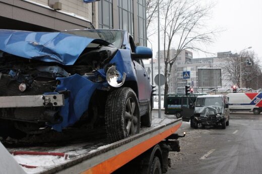 В Вильнюсе микроавтобус взял на таран Nissan и автобус