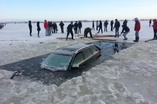В районе наводнения под лед провалился и утонул автомобиль Audi