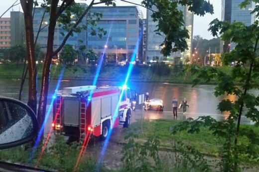 Во время ливня в Вильнюсе в реку съехал автомобиль