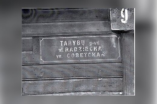 Tylko liberałowie są za oryginalną pisownią nazwisk i za podwójnym nazewnictwem ulic