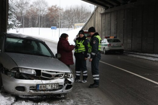 В Вильнюсе Mitsubishi несколько раз врезался в стену виадука