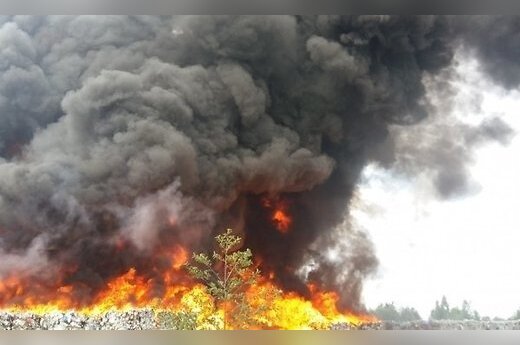 Пожар на свалке в Юрмале: территория, где хранились отходы, не охранялась