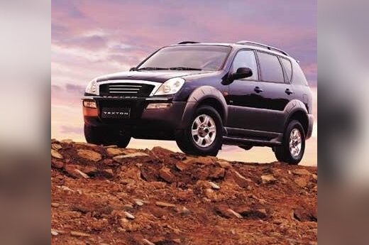 Tik šį rudenį Frankfurto automobilių parodoje pristatytas įspūdingo dydžio korėjietiškas visureigis. Kaip ir į kitus “Daewoo” visureigius, į šį taip pat montuojami galingi “Mercedes Benz” varikliai: V6 tipo 3,2 l 220 AG benzininis ir 2,3 l 100 AG turbodyz