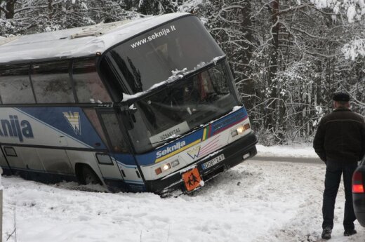 Под Неменчине с дороги съехал заказной автобус с детьми