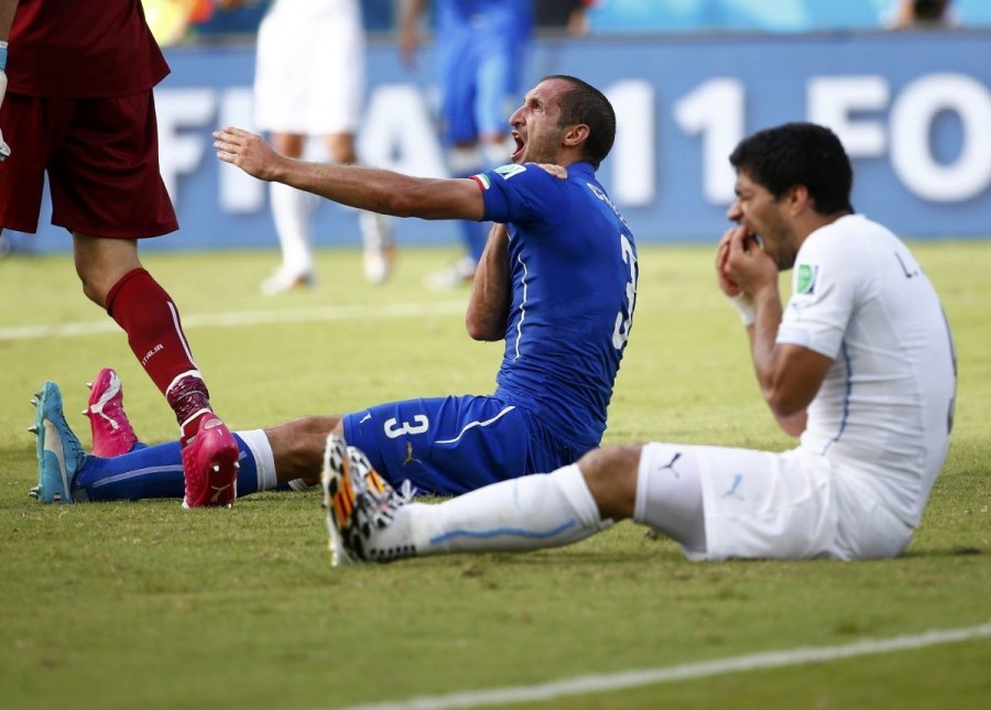 http://gs.delfi.lt/images/pix/giorgio-chiellini-ir-luisas-suarezas-65143109.jpg
