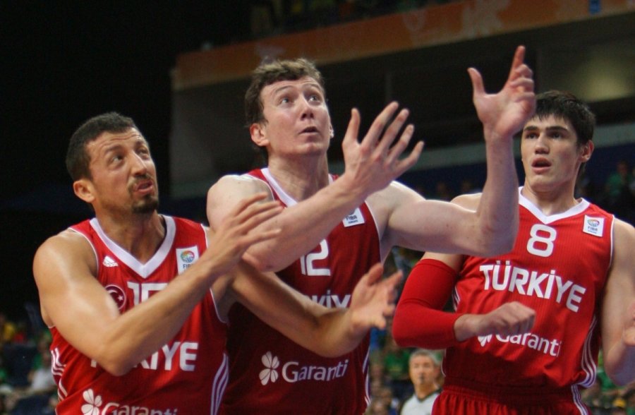 http://gs.delfi.lt/images/pix/hidayetas-turkoglu-omer-asikas-ir-ersanas-ilyasova-61829997.jpg