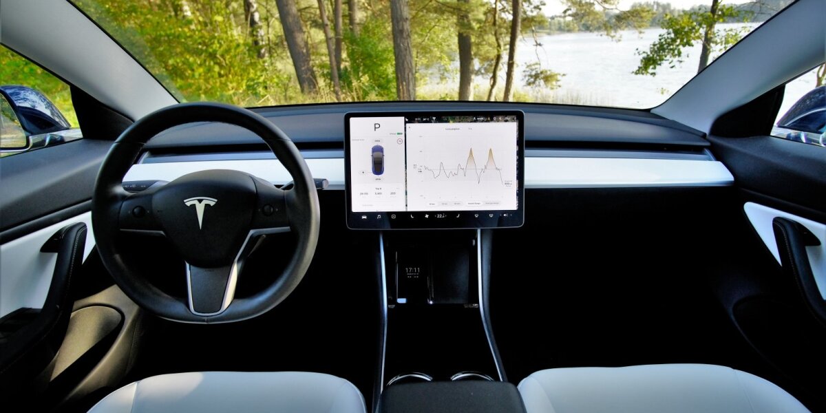 Darbuotojų ieško netradiciniais būdais: darbo pokalbiai vyks „Tesla“ elektromobiliuose