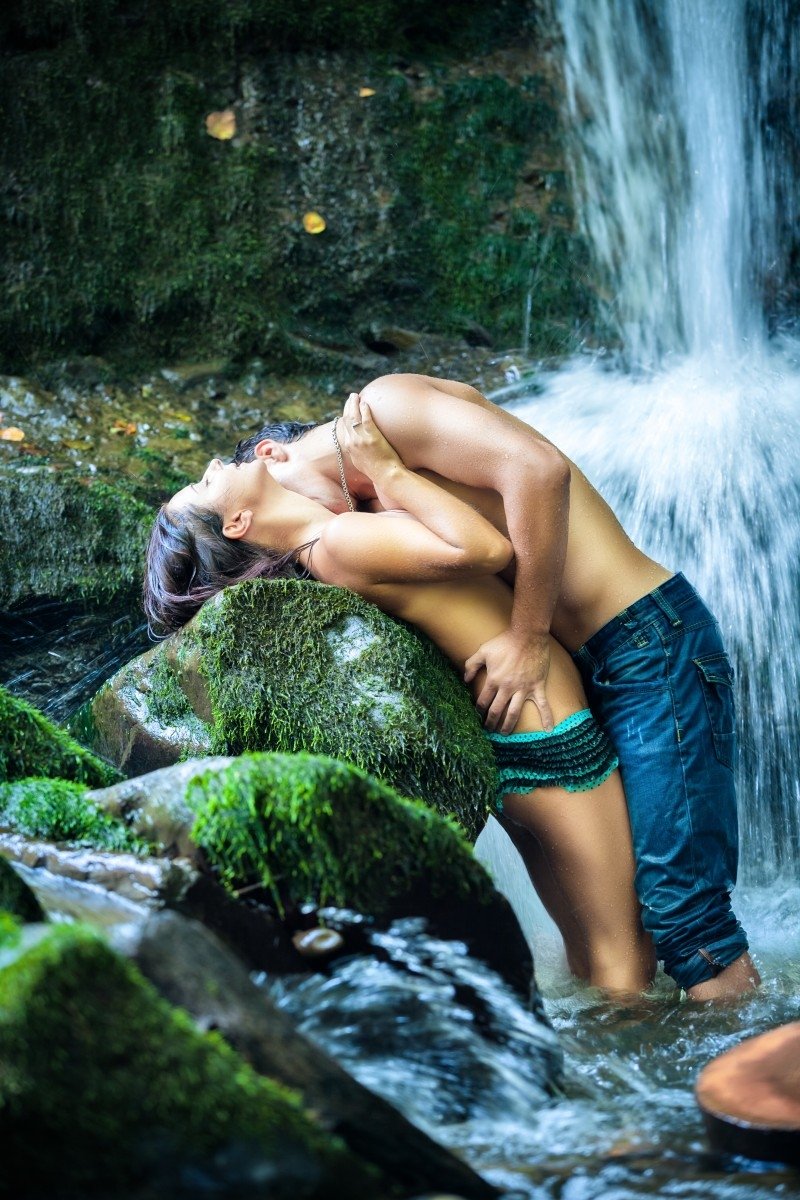 Голая под водопадом (84 фото) - секс и порно